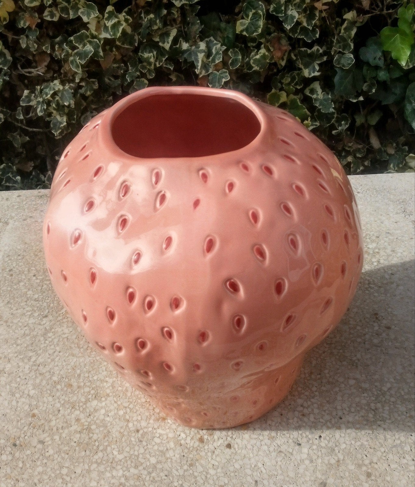 vaas in vorm van een aardbei, Ophalen, Roze