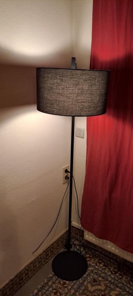 Lampadaire contemporain en métal noir, Comme neuf, Contemporain, Métal, 150 à 200 cm