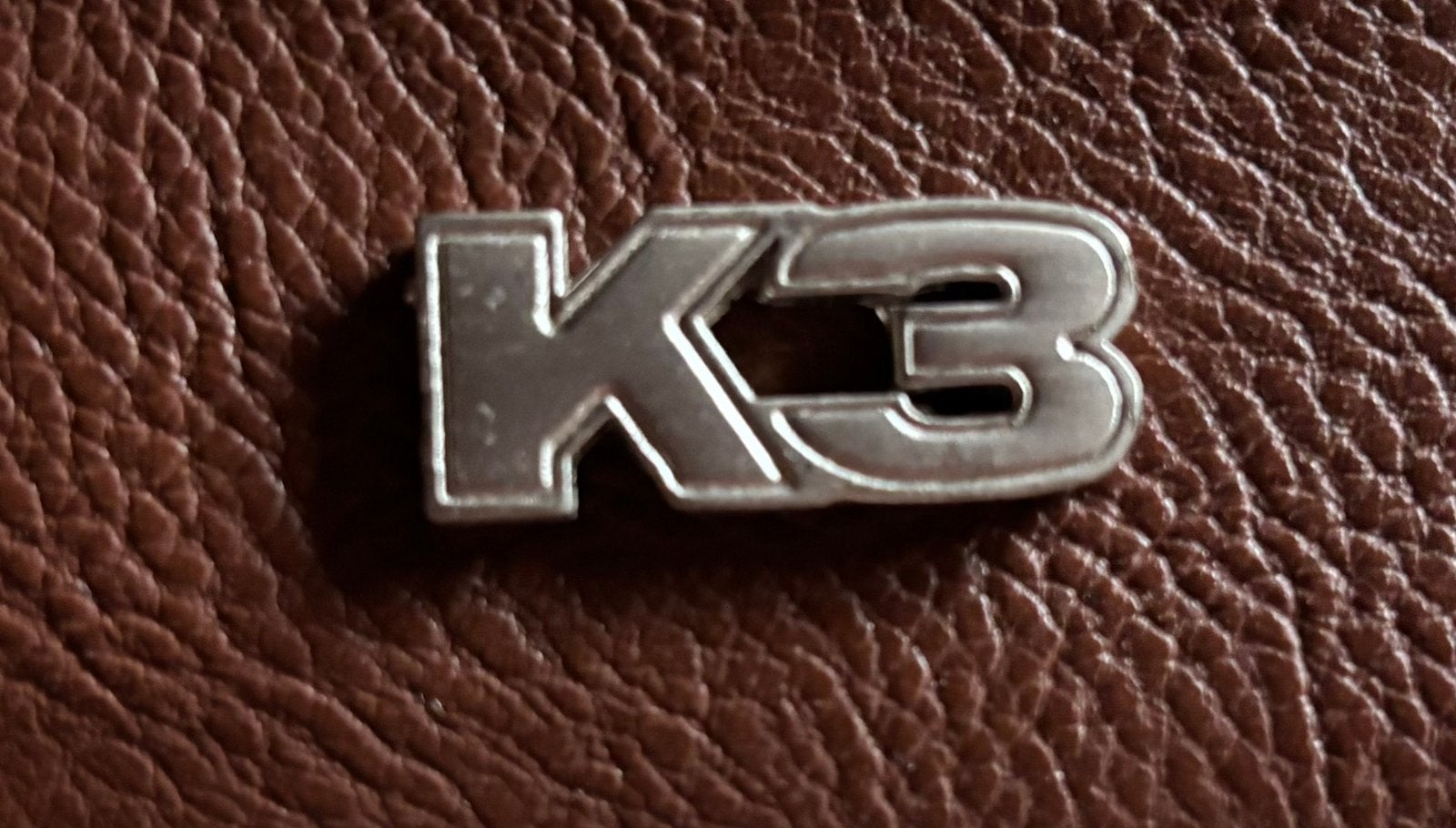 Metalen K3 embleem 3-1.2 cm, Handtassen en Accessoires, Oorbellen, Ophalen of Verzenden, Zo goed als nieuw, Zilver, Overige materialen