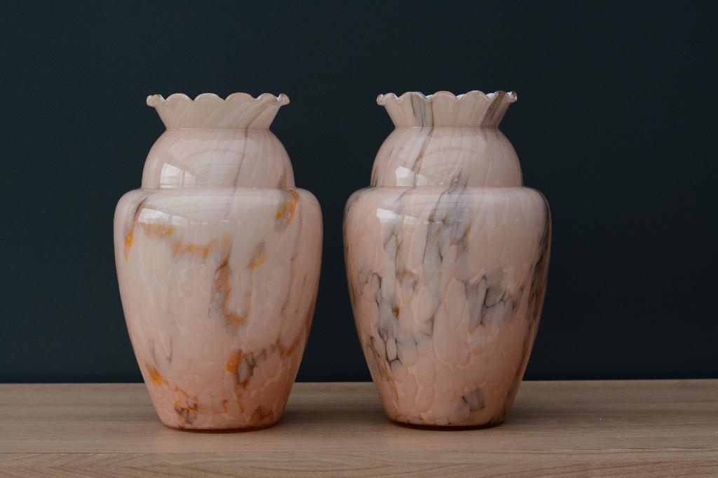 Grote antieke vazen in roze gemarmerd opaline, Ophalen