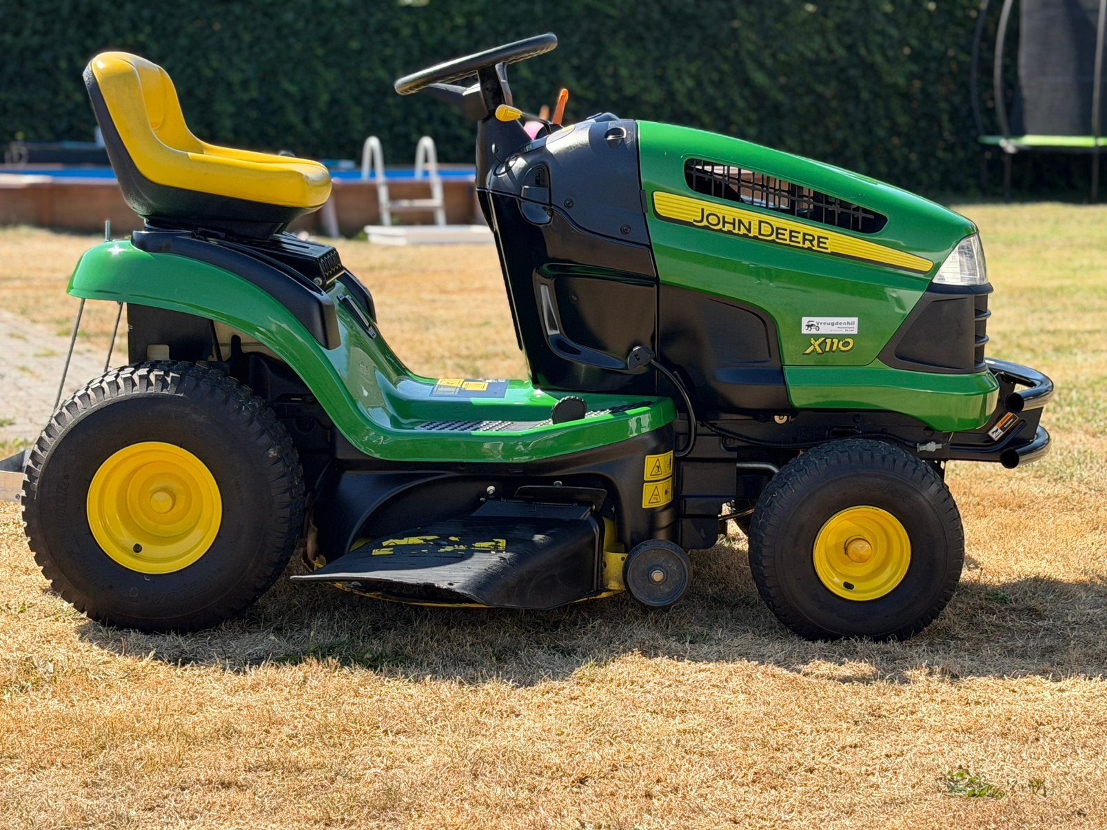 John Deere X110 18,5pk zitmaaier 140 uren, Ophalen, Zo goed als nieuw, Elektrische starter, 90 tot 120 cm