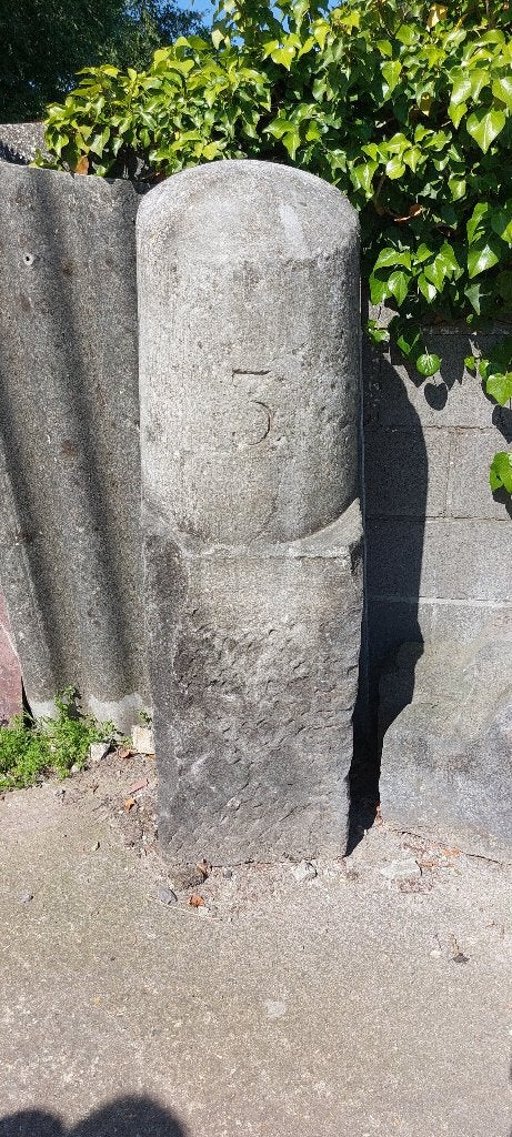 Kilometerpaal in blauw steen., Antiek en Kunst, Ophalen