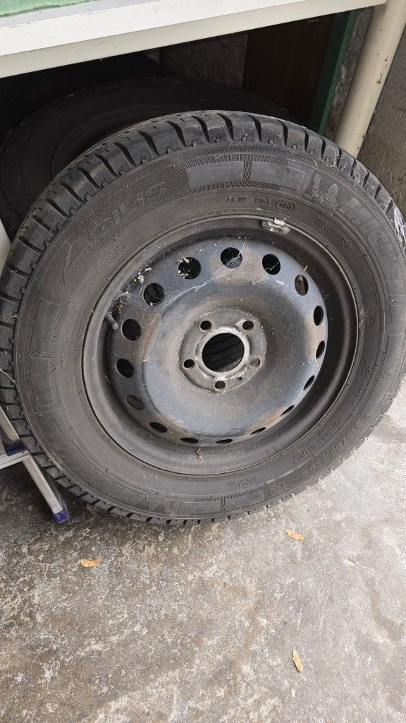 Michelin Agilis op vier stalen velgen, Autos : Pièces & Accessoires, Pneus et Jantes, 215 mm, 16 pouces, Pneus été