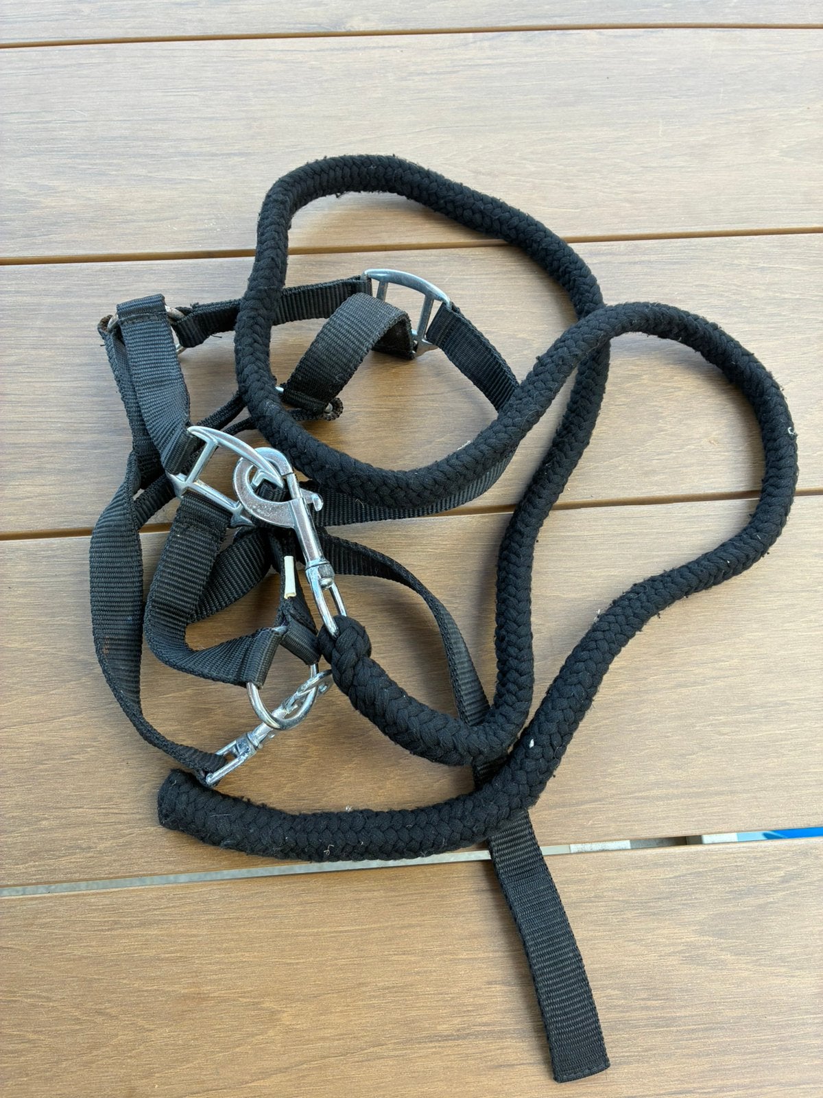 2 licols pour chevaux en nylon noir, Animaux & Accessoires, Chevaux & Poneys | Produits de soin, Enlèvement ou Envoi, Comme neuf