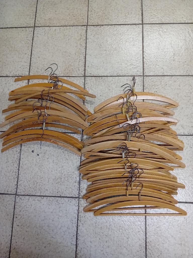 Pakket van 58 houten kleerhangers - kapstokken, Huis en Inrichting, Ophalen, Gebruikt, Hout, Overige typen