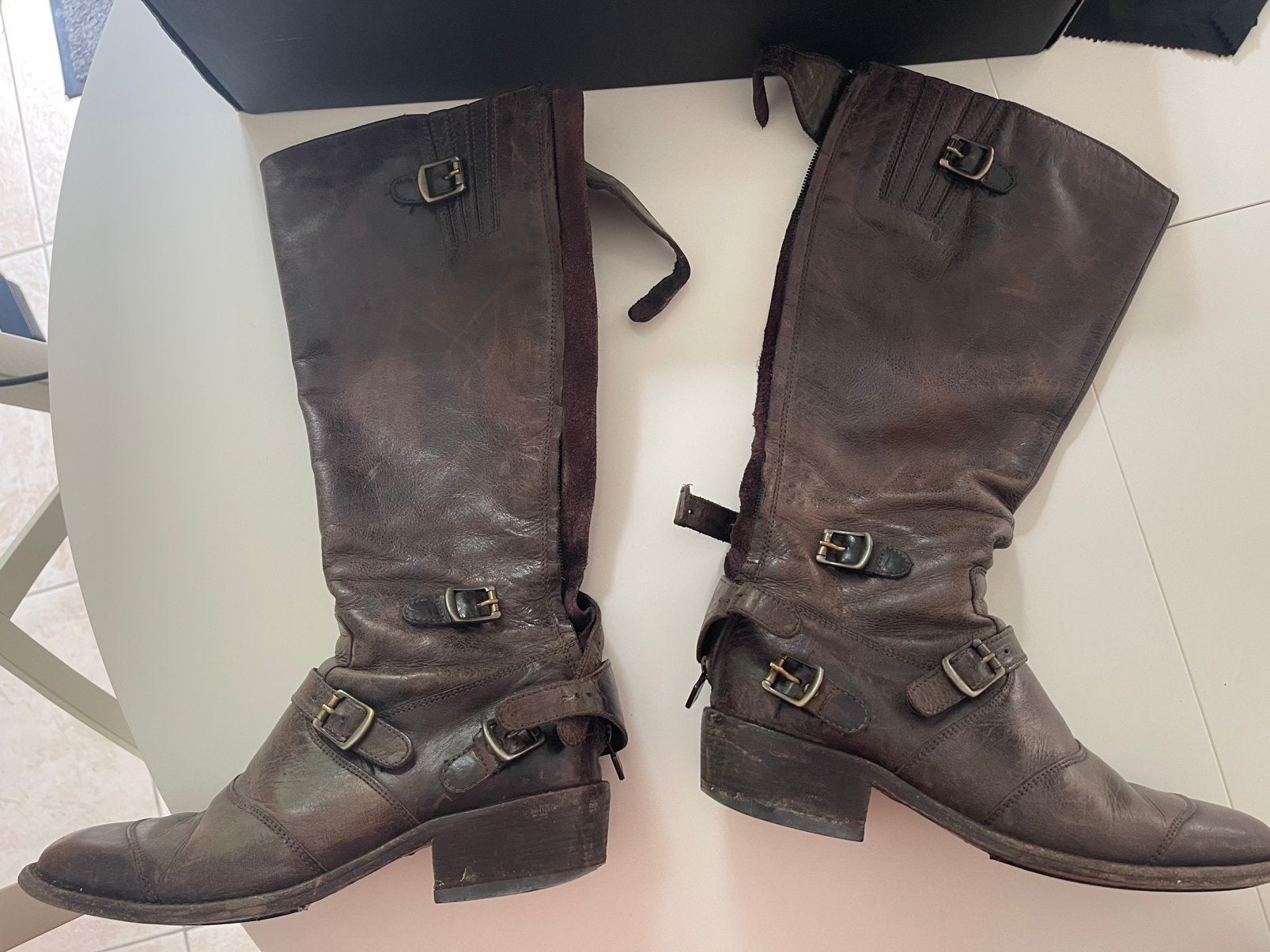 Belstaff, Enlèvement, Porté