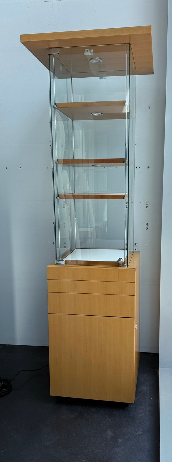 Vitrinekast op wieltjes, Huis en Inrichting, Kasten | Vitrinekasten, Gebruikt, 150 tot 200 cm, Minder dan 50 cm, 25 tot 50 cm