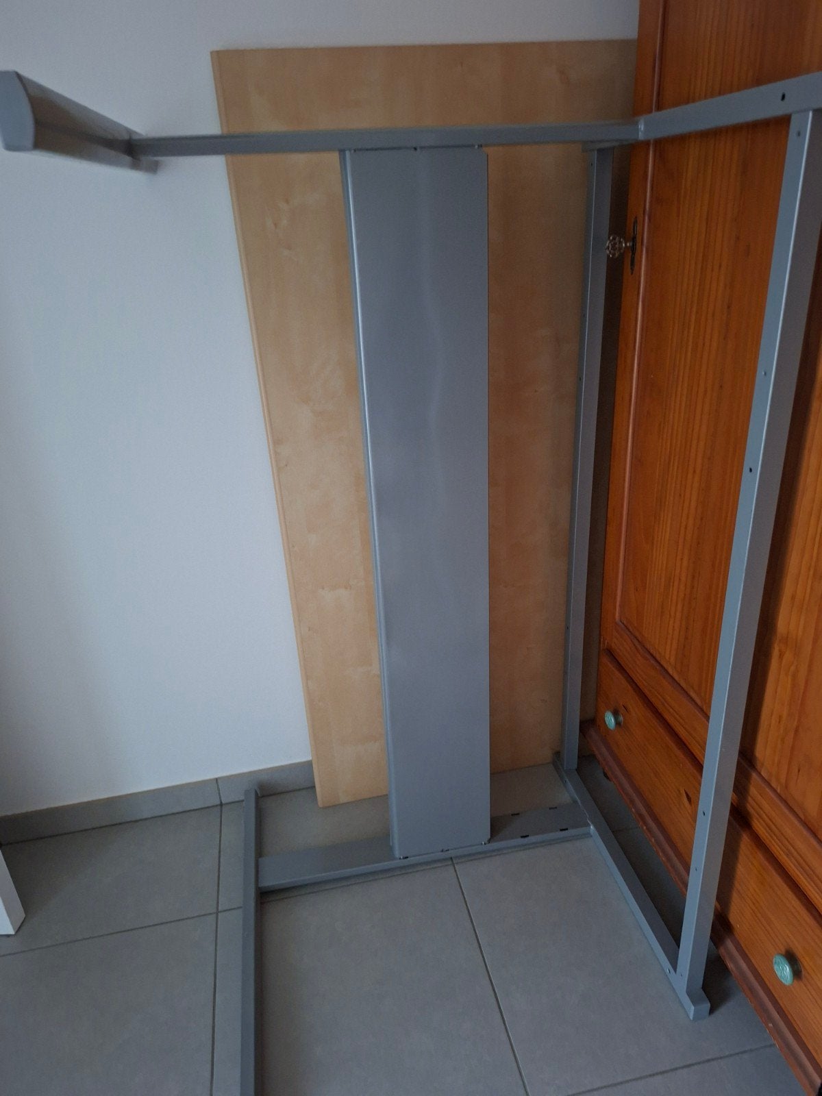 Bureau. Kleur: licht eik. Ikea. Metalen onderstel: grijs, Huis en Inrichting, Ophalen, 139 cm, Kabelgoot, 73 cm