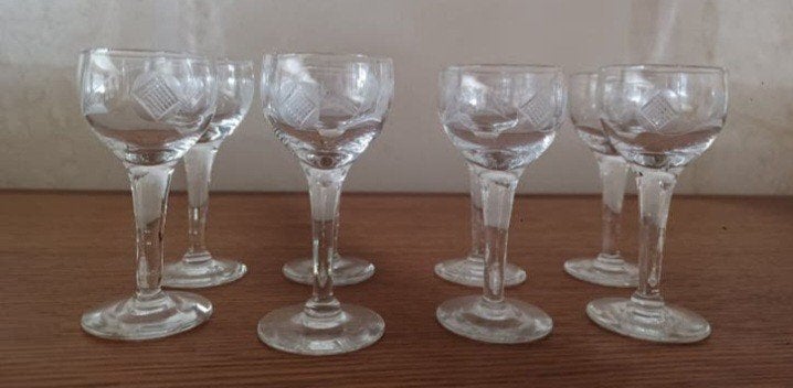 Lot van 8 gegraveerde kristallen borrelglaasjes., Ophalen