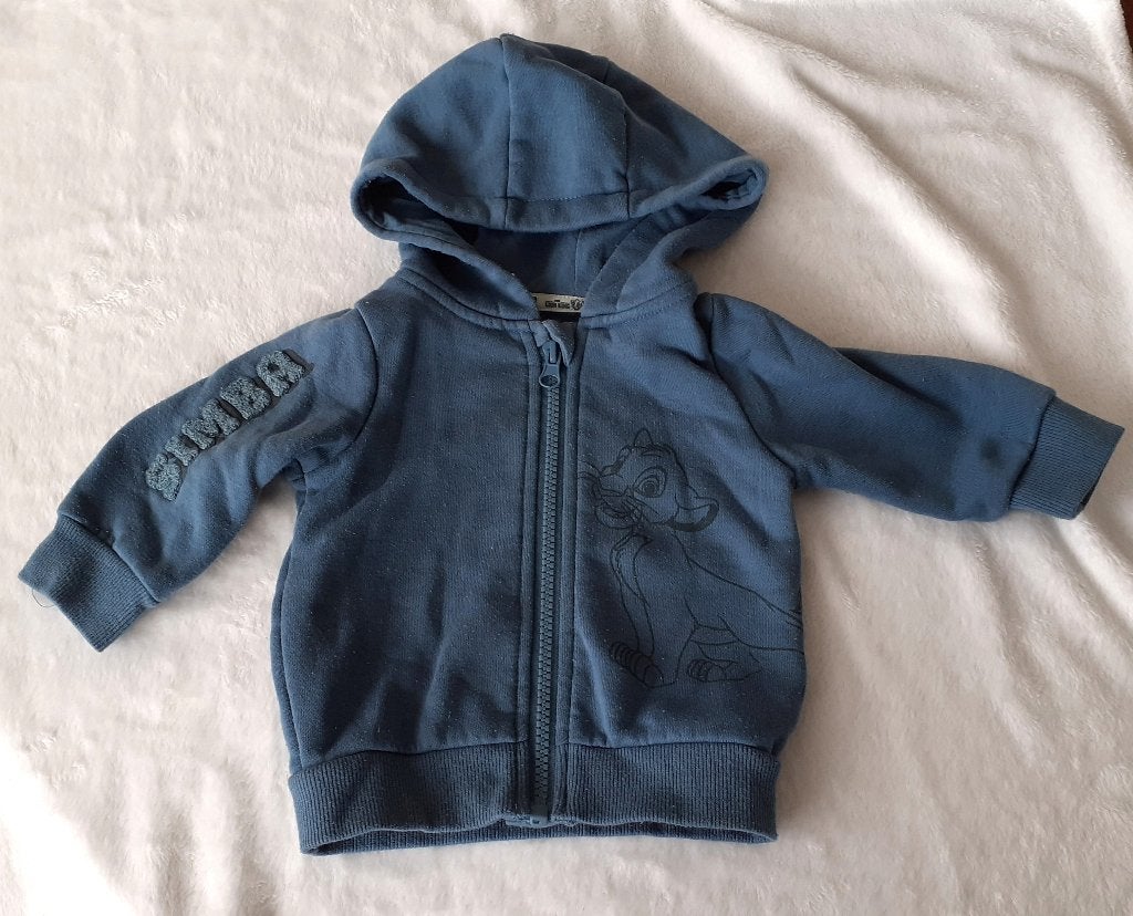 Baby vestje the lion king Simba blauw Primark Disney 68, Ophalen of Verzenden, Nieuw, Jongetje of Meisje, Truitje of Vestje
