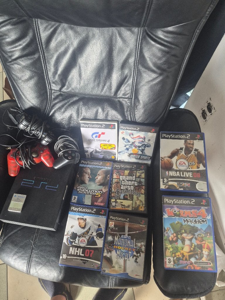 Playstation 2  met spelletjes en controllers, Games en Spelcomputers, Spelcomputers | Sony PlayStation 2, Gebruikt, Zwart, Met games