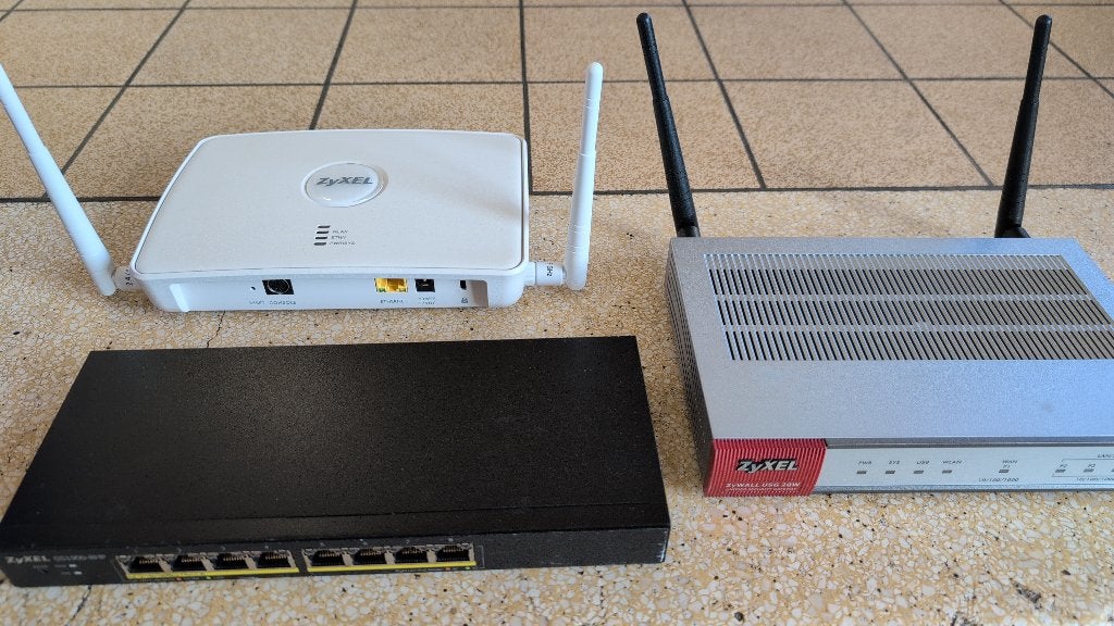 Zyxel GS1900-8HP Switch en Zywall USG 20W Wifi set, Ophalen of Verzenden