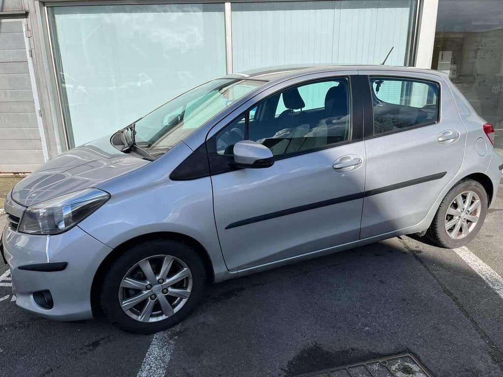 Toyota Yaris Yaris 1.33i VVT-i Dynamic (bj 2014), Auto's, Voorwielaandrijving, Euro 5, Stof, Gebruikt