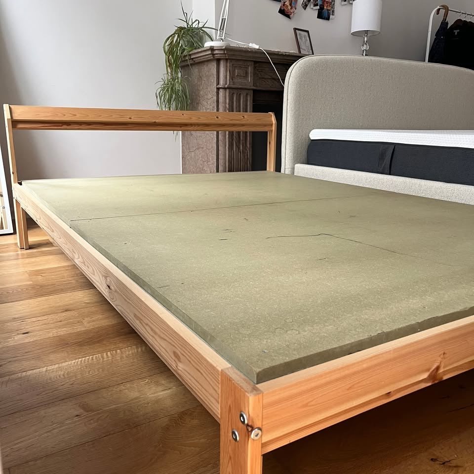 Bedframe van massief hout + 4 hardboardpanelen, Ophalen, Gebruikt, Tweepersoons, 140 cm