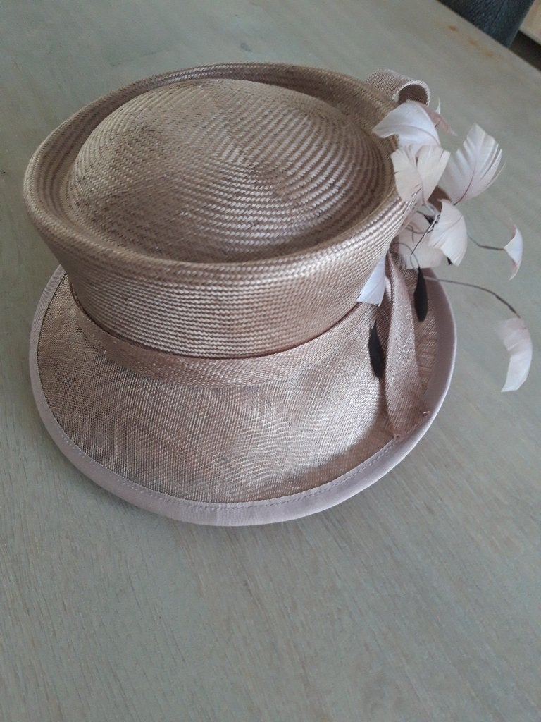 chapeau pour femme, Enlèvement