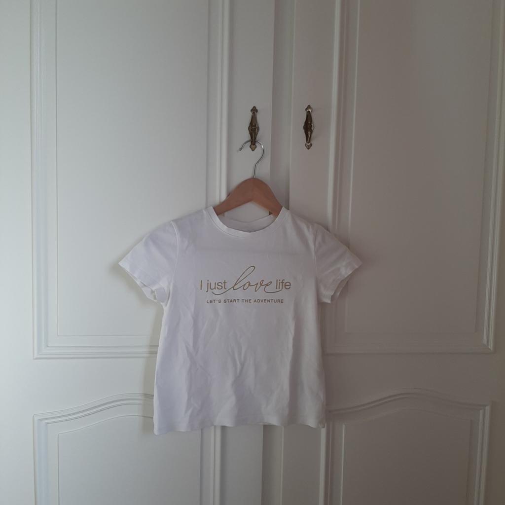 zomers wit T-shirt maat 134, Enfants & Bébés, Vêtements de bébé | Taille 80, Comme neuf, Enlèvement, Chemisette ou Manches longues