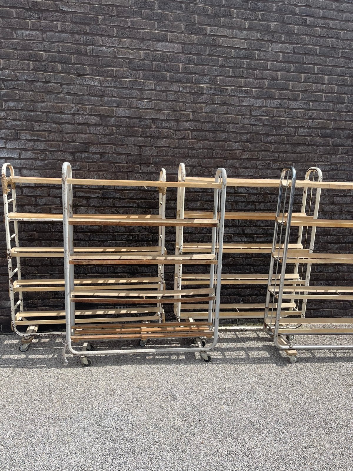 Lot met broodrekken-broodkarren, Ophalen