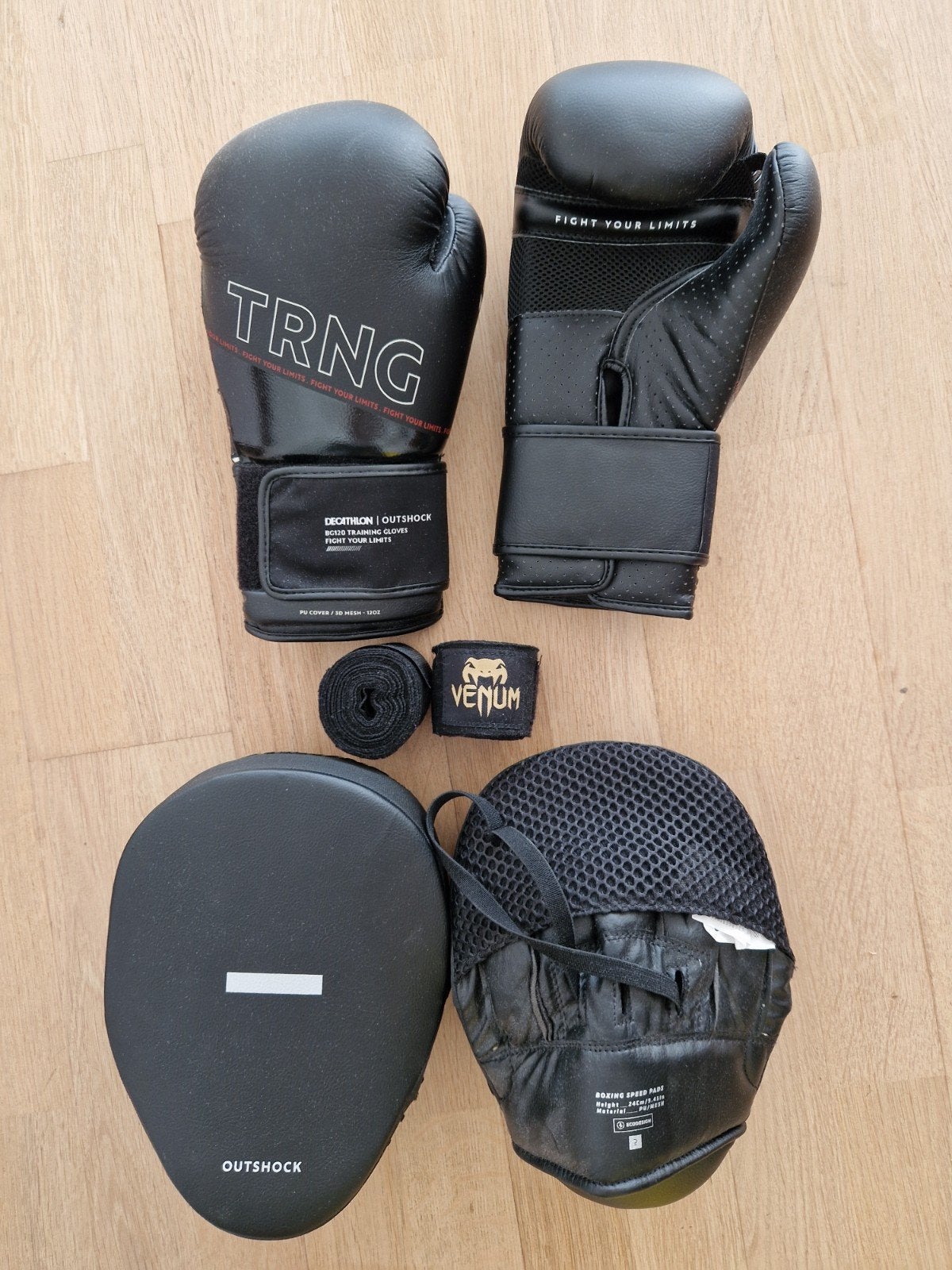 kit boxe (gants, pattes d'ours et bandes), Sports & Fitness, Boxe, Enlèvement ou Envoi, Utilisé, Gants de boxe