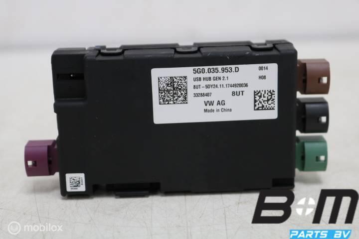 USB hub met spanningsomvormer VW Passat B8 5G0035953D, Auto diversen, Autoradio's, Gebruikt