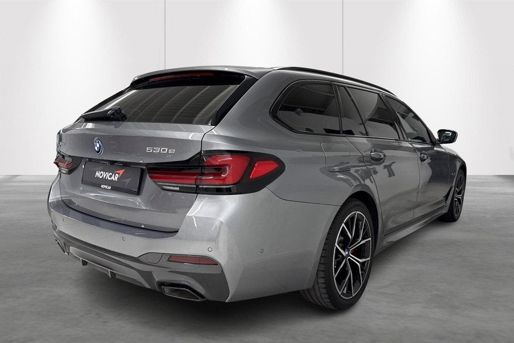 BMW 5 Reeks Touring 530e 215kW xDrive Auto PANO, Auto's, BMW, 215 kW, Stof, 2000 kg, Plug-in hybride
