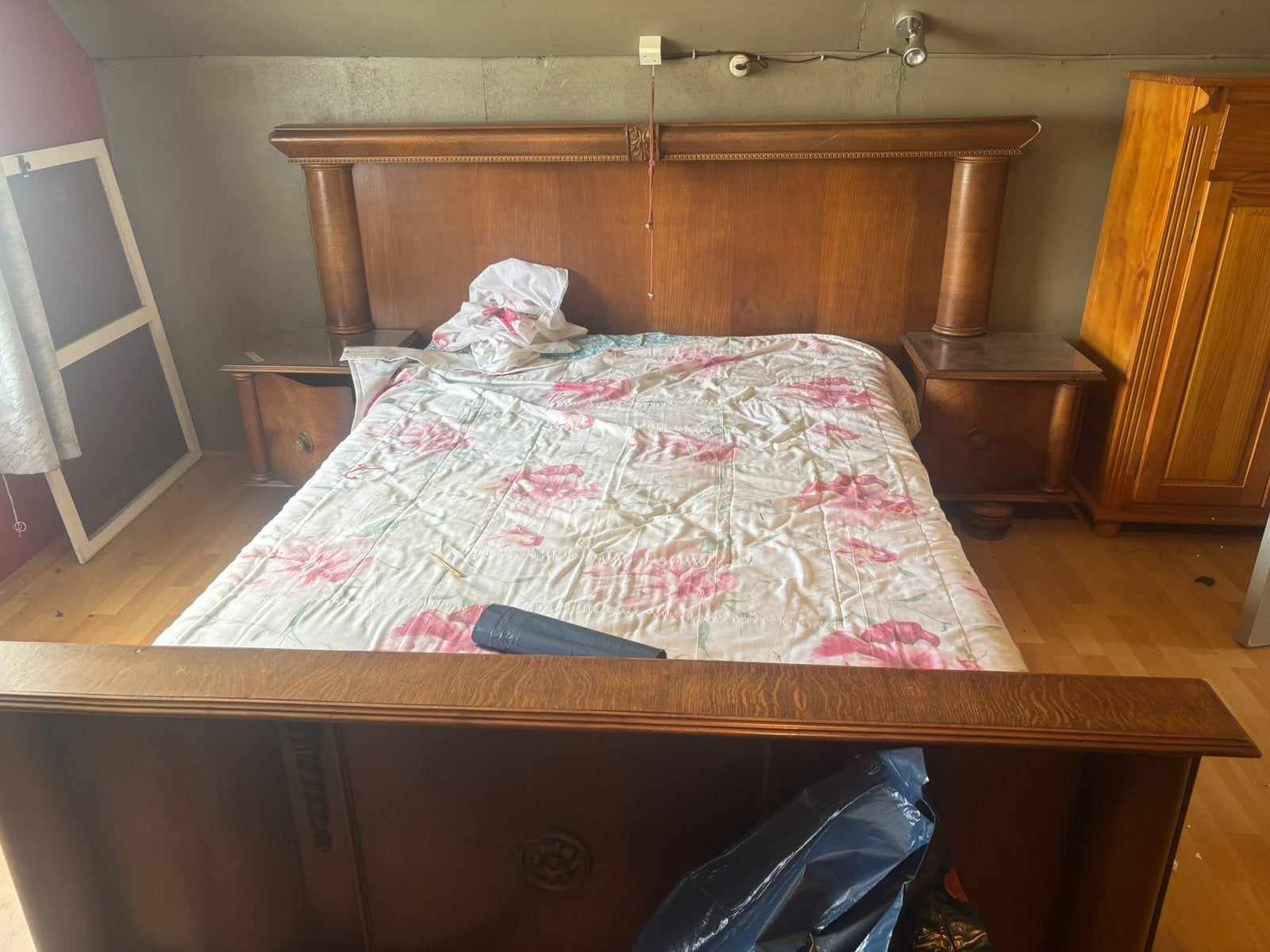 Antiek bed met 2 bijhorende nachtkastjes, Huis en Inrichting, Ophalen, Gebruikt, Tweepersoons