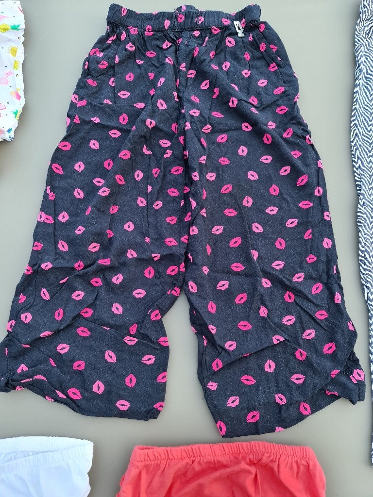 zwarte broek met roze lippen, K3, 122, Kinderen en Baby's, Kinderkleding | Maat 122, Ophalen, Zo goed als nieuw, Broek