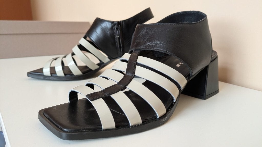 Sandales Le Bohemien noir/blanc taille 39, Vêtements | Femmes, Chaussures, Enlèvement ou Envoi, Le bohémien, Comme neuf, Blanc