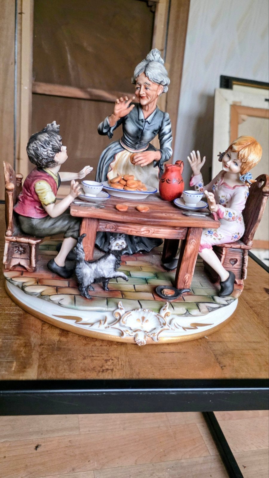 beeld capodimonte oma met kids aan tafel, Ophalen, Zo goed als nieuw
