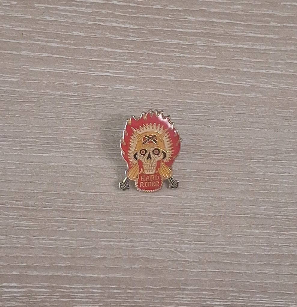 PIN - HARD RIDER - BIKER - DOODSKOP - CONFEDERALE VLAG, Verzenden, Gebruikt, Overige onderwerpen, Speldje of Pin