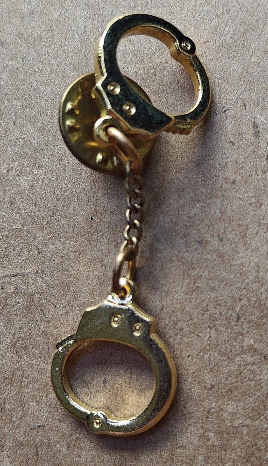Pin Goudkleurige miniatuurhandboeien, Verzamelen, Ophalen of Verzenden, Zo goed als nieuw, Speldje of Pin