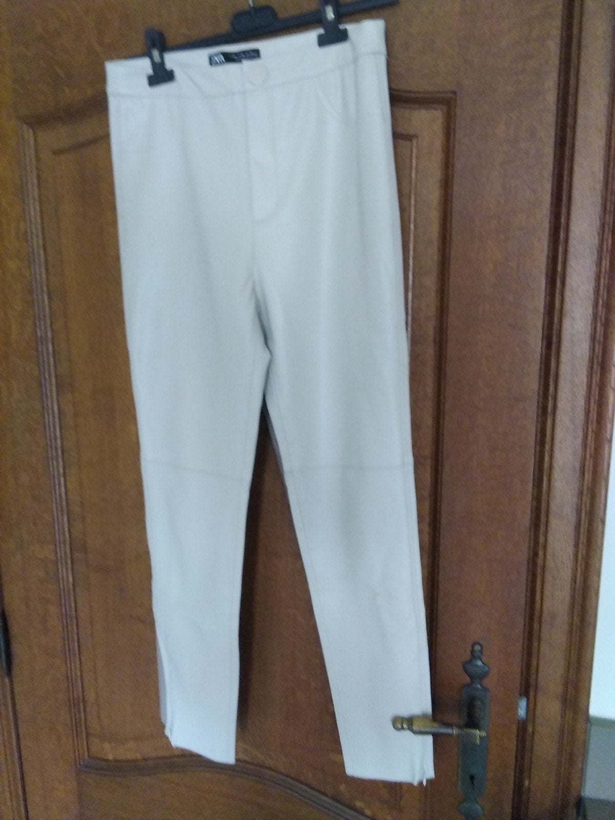 2 BROEKEN VAN IMITATIELEER VOOR DAMES MERK ZARA, Ophalen, Beige