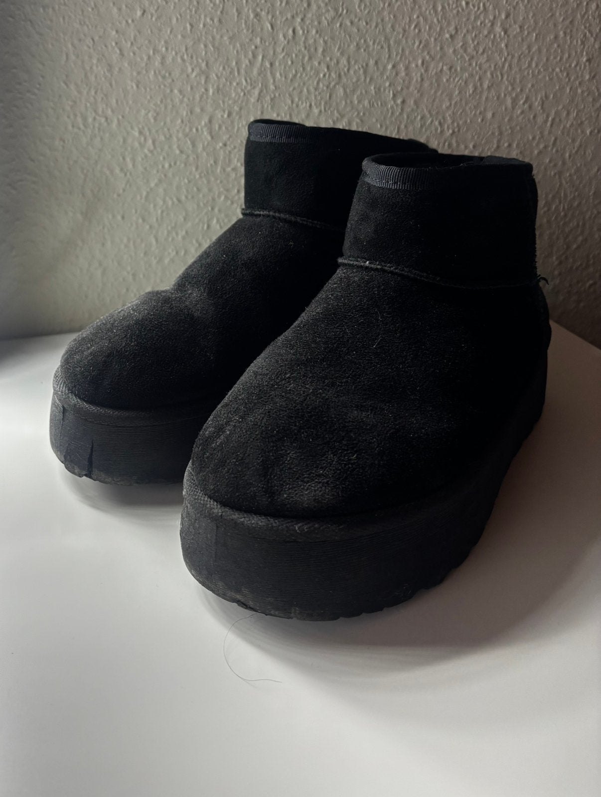 Zwarte UGG-lookalike enkellaarsjes | Suède-look | Platform, Verzenden, Zwart, Snowboots, Gedragen