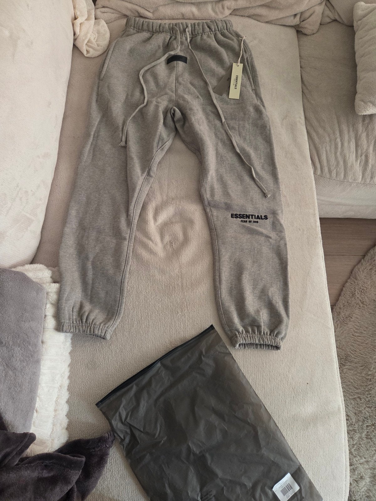 essential broek Dark oatmeal, Vêtements | Hommes, Packs de vêtements pour hommes, Enlèvement