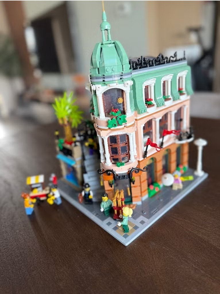 LEGO Boutique Hotel 10297 – volledig gebouwd + handleiding, Enlèvement ou Envoi, Lego, Ensemble complet, Instructions incluses