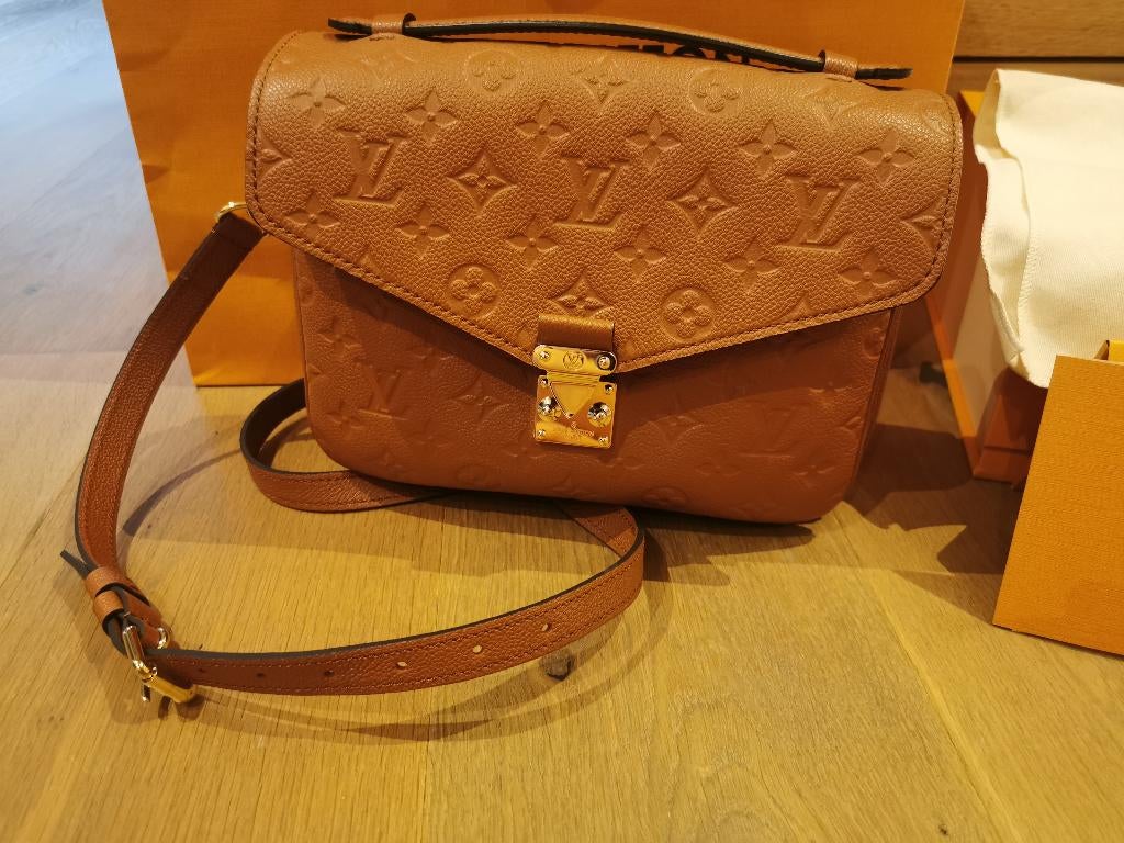 Louis Vuitton Pochette Metis - Monogram Empreinte Leather, Handtassen en Accessoires, Tassen | Damestassen, Nieuw, Handtas, Bruin