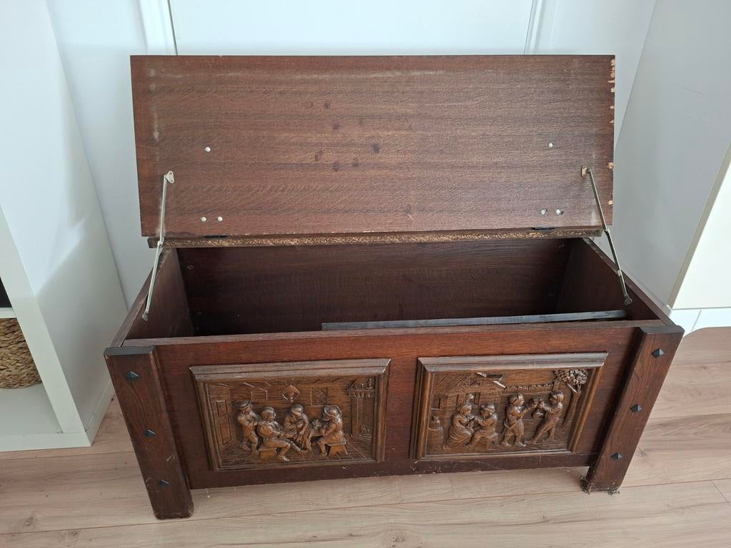 Antieke houten kist / dekenkist  met houtsnijwerk, Enlèvement