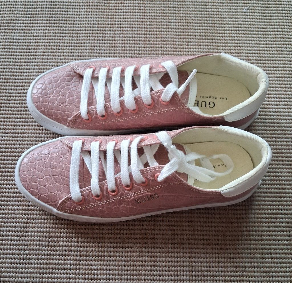 Sneakers van Guess in nieuwstaat maat 37, Kleding | Dames, Schoenen, Guess, Ophalen of Verzenden, Zo goed als nieuw, Sneakers