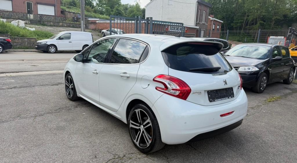 Peugeot 208 Allure 1.6 hdi, Auto's, Voorwielaandrijving, Euro 5, Navigatiesysteem, Zwart