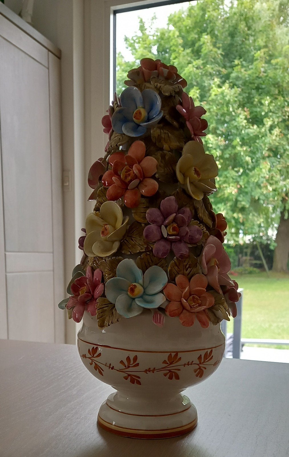Pyramide à fleurs del grappa en céramique blanche Bassano, Antiquités & Art, Enlèvement ou Envoi