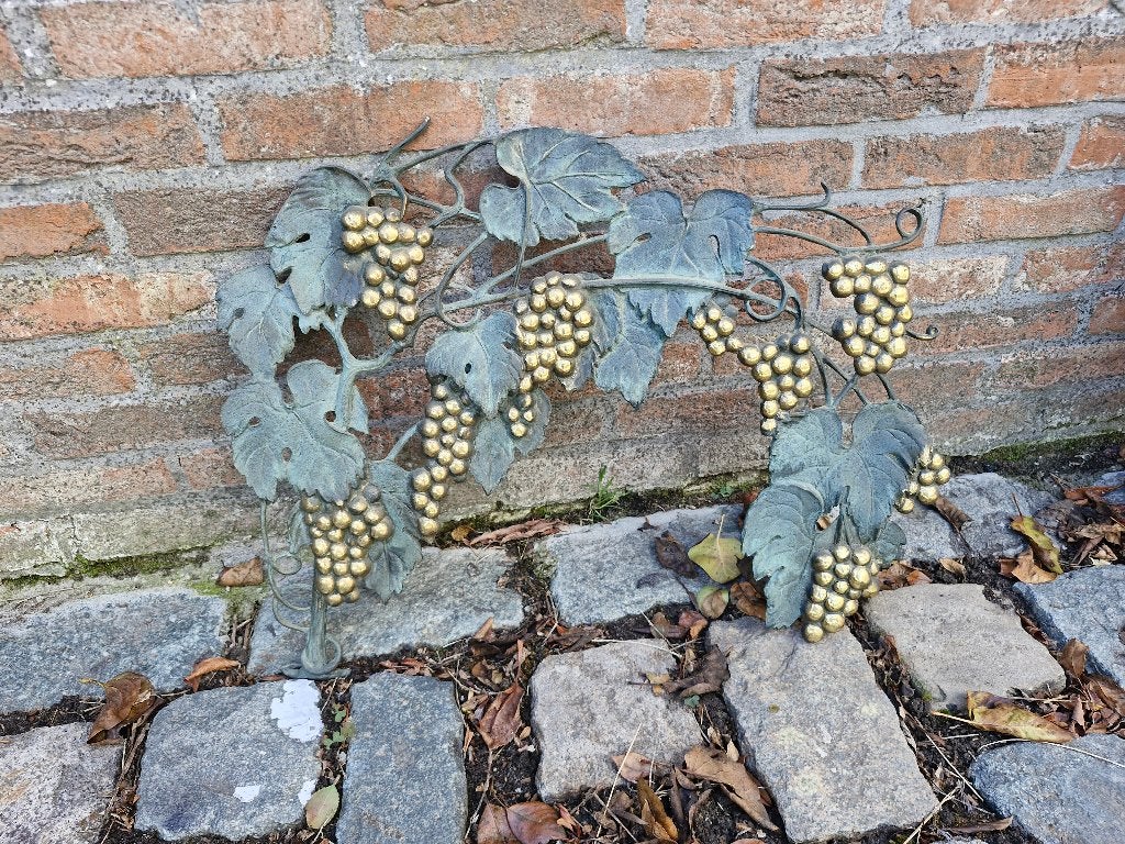 Suspension en bronze d'une vigne, Enlèvement, Bronze