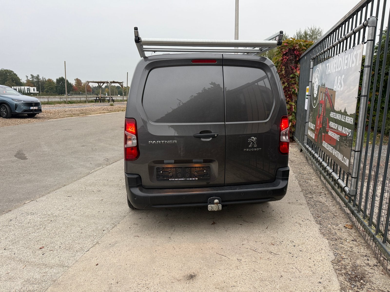 Peugeot Partner | Trekhaak | Ingebouwde Kasten | 2021, Auto's, Voorwielaandrijving, Stof, 4 cilinders, Zwart