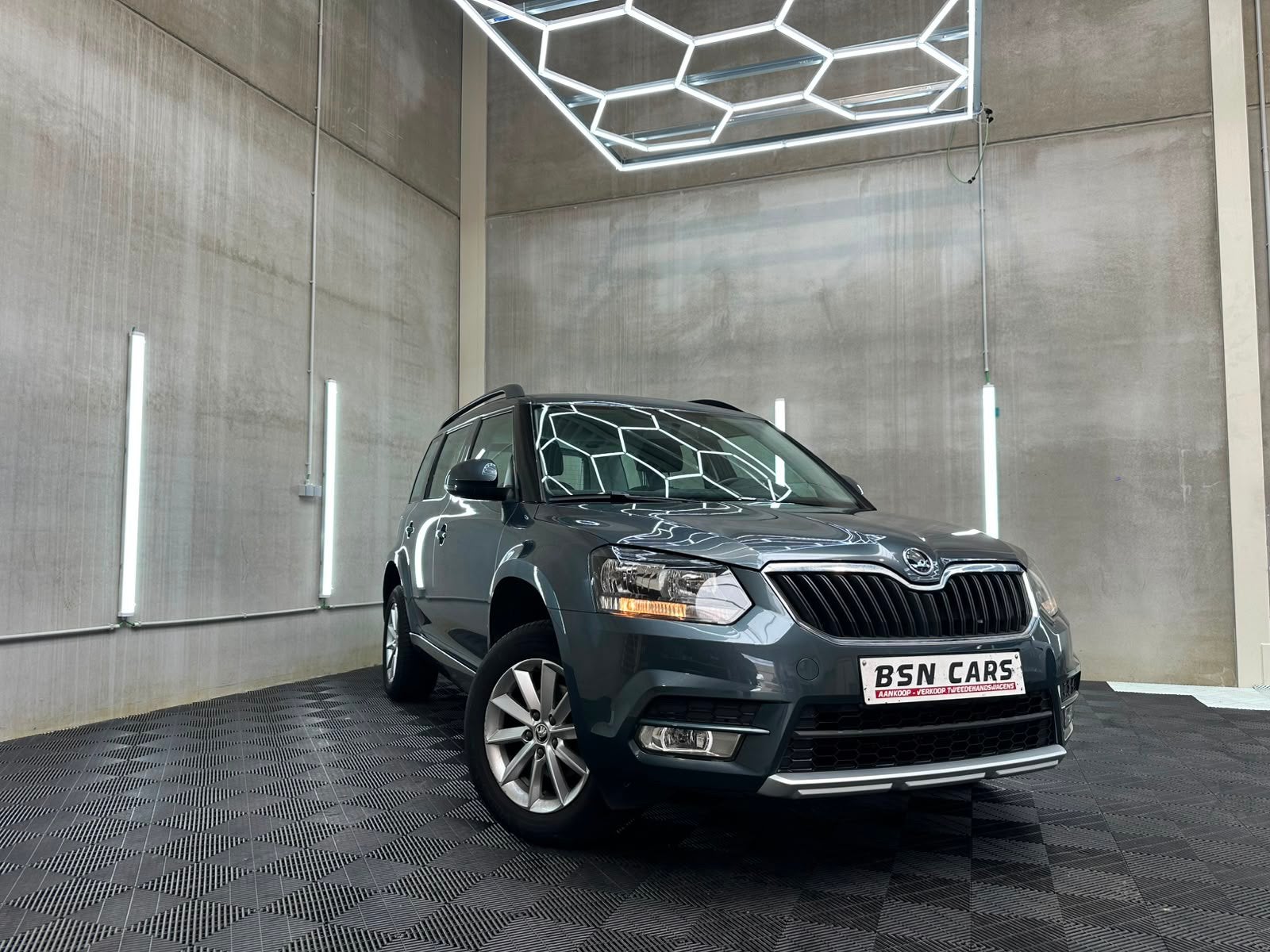 SKODA YETI/AUTOMAAT/BENZINE/PDC/NAVI/1EIGENAAR/GARANTIE, Auto's, Testrit aan huis, Stof, 5 deurs, Zilver of Grijs