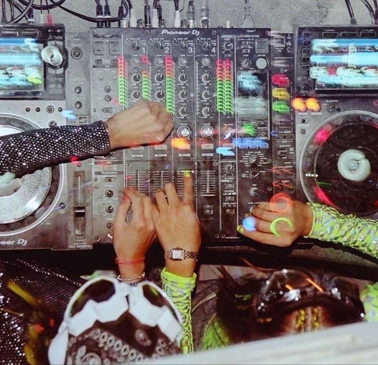 Gezocht: DJ-materiaal, Ophalen