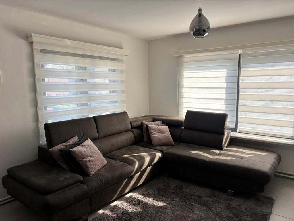 Alcantara hoeksalon met slaapfunctie, Huis en Inrichting, Ophalen, Zo goed als nieuw, Stof