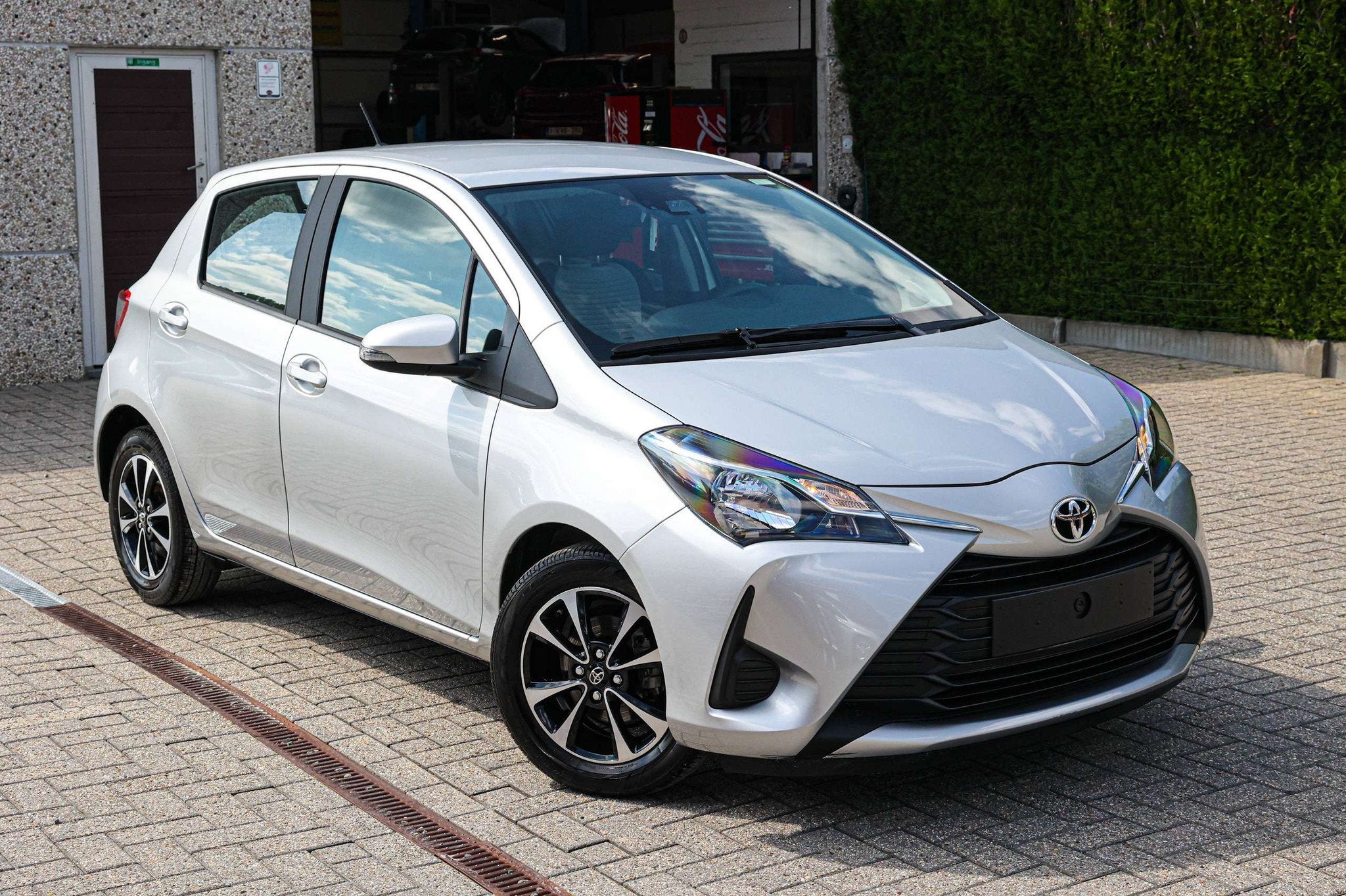 Toyota Yaris ACHTERUITRIJCAMERA*SLECHTS-8800KM!*APPLE-CARPLA, Autos, Argent ou Gris, Entreprise, 1496 cm³, Noir