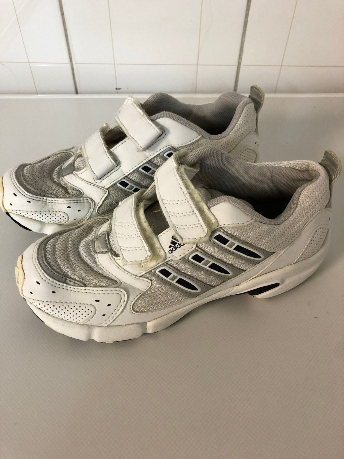 Sportschoenen Adidas maat 35, Ophalen, Zo goed als nieuw, Jongen of Meisje, Sportschoenen