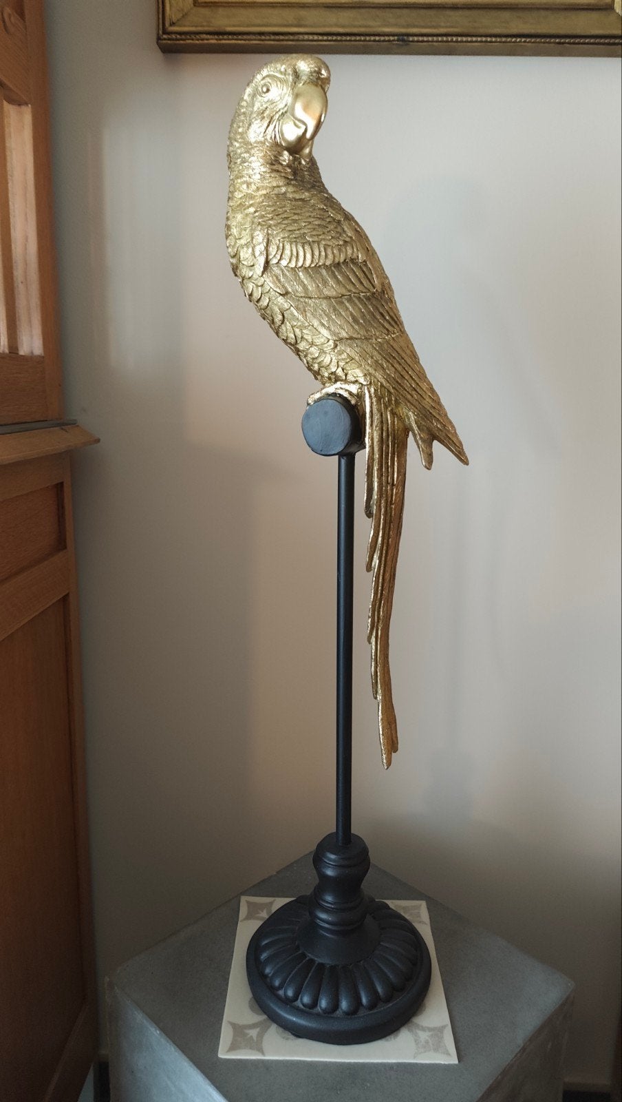 Décoration J-Line perroquet doré sur perchoir 78 cm de haut, Collections