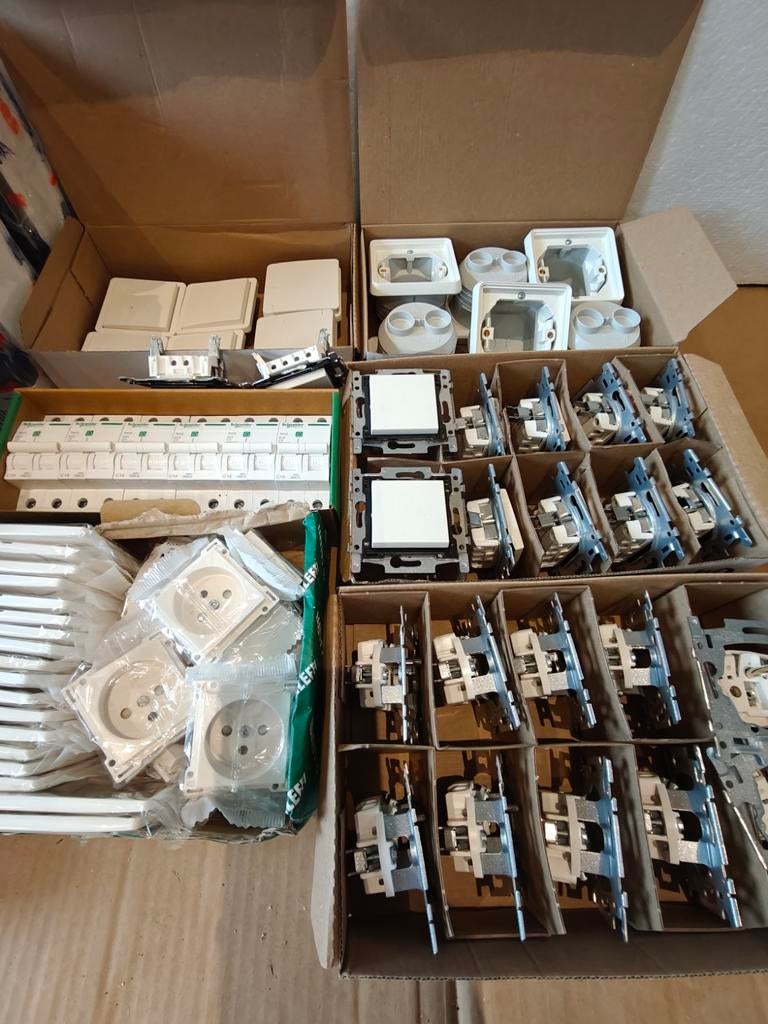 Niko elektrisch materiaal., Ophalen of Verzenden