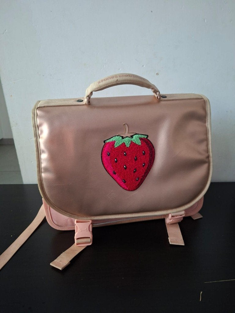 Boekentas / Schooltas  - Stones and Bones - Roze met aardbei, Ophalen, Aktetas of Boekentas, Roze, 30 tot 40 cm