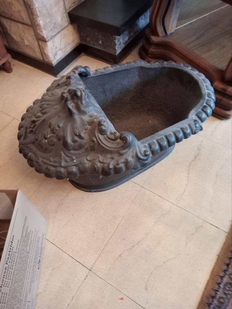 Brandhout gietijzeren kolen bak, Ophalen, Hout